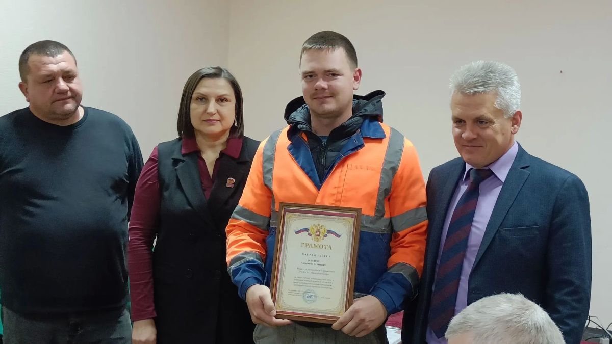 Руководство Мглинского района — глава администрации Михаил Ходин и глава района, председатель Мглинского районного Совета народных депутатов Наталья Воликова — поздравили коллектив Мглинского участка Суражского ДРСУч с... Руководство Мглинского района — глава администрации Михаил Ходин и глава района, председатель Мглинского районного Совета народных депутатов Наталья Воликова — поздравили коллектив Мглинского участка Суражского ДРСУч с...
