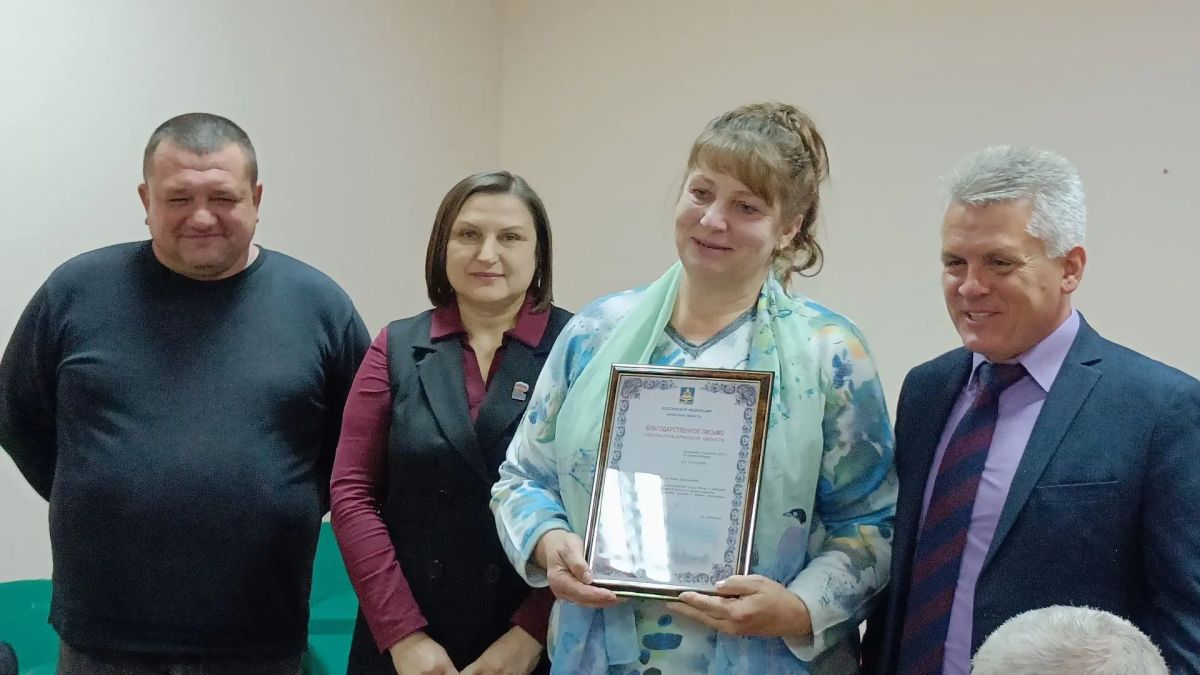 Руководство Мглинского района — глава администрации Михаил Ходин и глава района, председатель Мглинского районного Совета народных депутатов Наталья Воликова — поздравили коллектив Мглинского участка Суражского ДРСУч с... Руководство Мглинского района — глава администрации Михаил Ходин и глава района, председатель Мглинского районного Совета народных депутатов Наталья Воликова — поздравили коллектив Мглинского участка Суражского ДРСУч с...