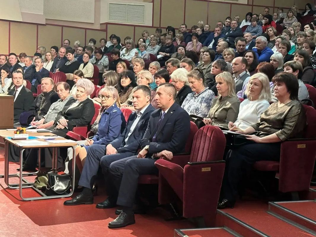 В Губернаторском Дворце имени Гагарина прошло стратегическое совещание по развитию образовательной отрасли региона В Губернаторском Дворце имени Гагарина прошло стратегическое совещание по развитию образовательной отрасли региона