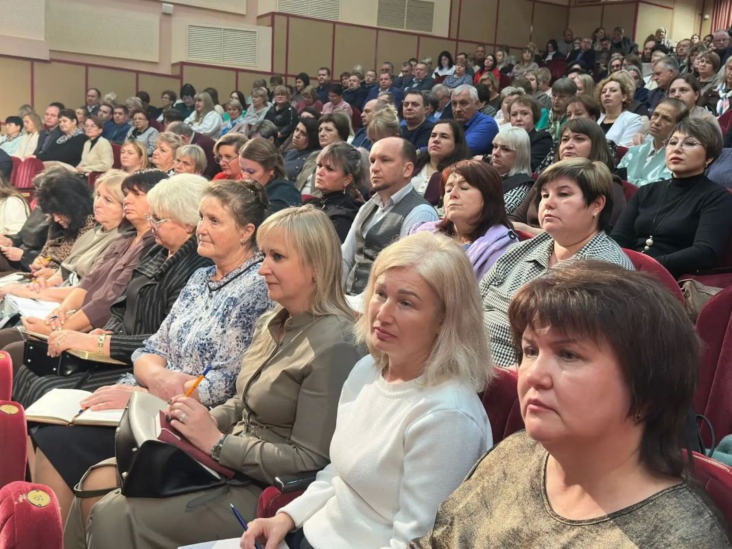 В Губернаторском Дворце имени Гагарина прошло стратегическое совещание по развитию образовательной отрасли региона В Губернаторском Дворце имени Гагарина прошло стратегическое совещание по развитию образовательной отрасли региона