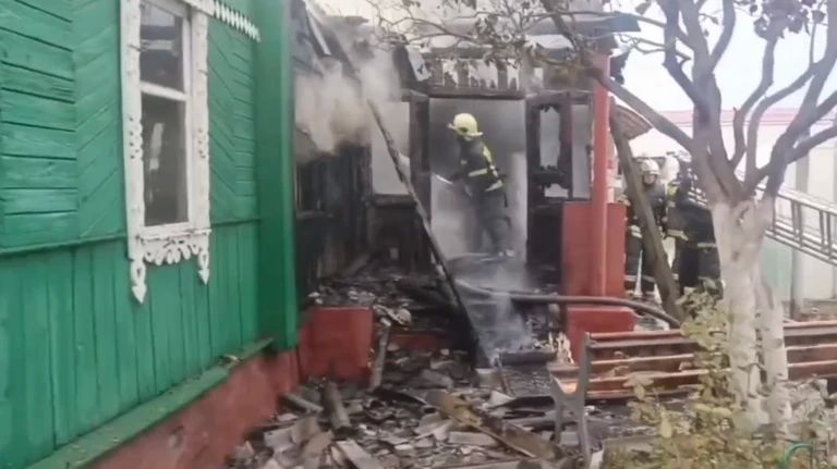 В Брянске пожар на Киевской оставил дом без крыши В Брянске пожар на Киевской оставил дом без крыши