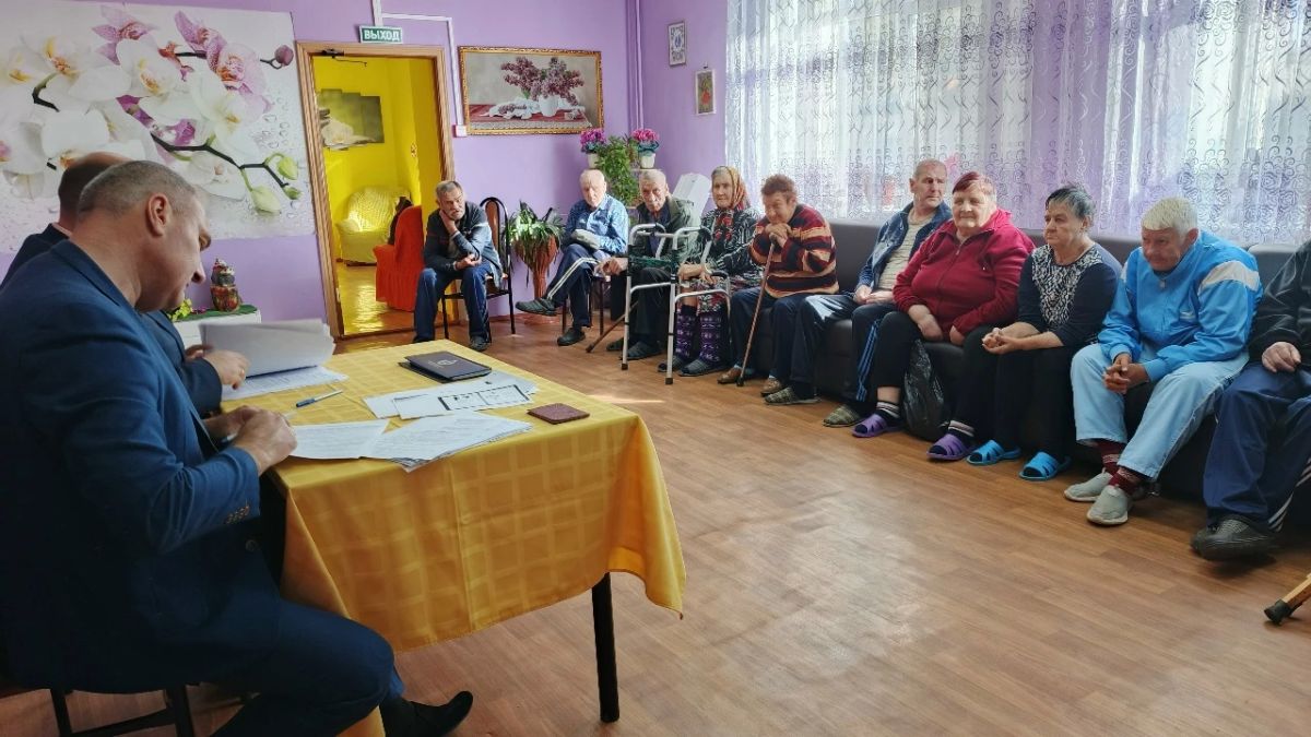 В ГБСУ "Дом социального обслуживания Погарского района" приехали юристы: Гаврилов Александр Викторович, председатель Брянского регионального отделения ФСАР, руководитель адвокатской консультации Погарского района и Бирюков...