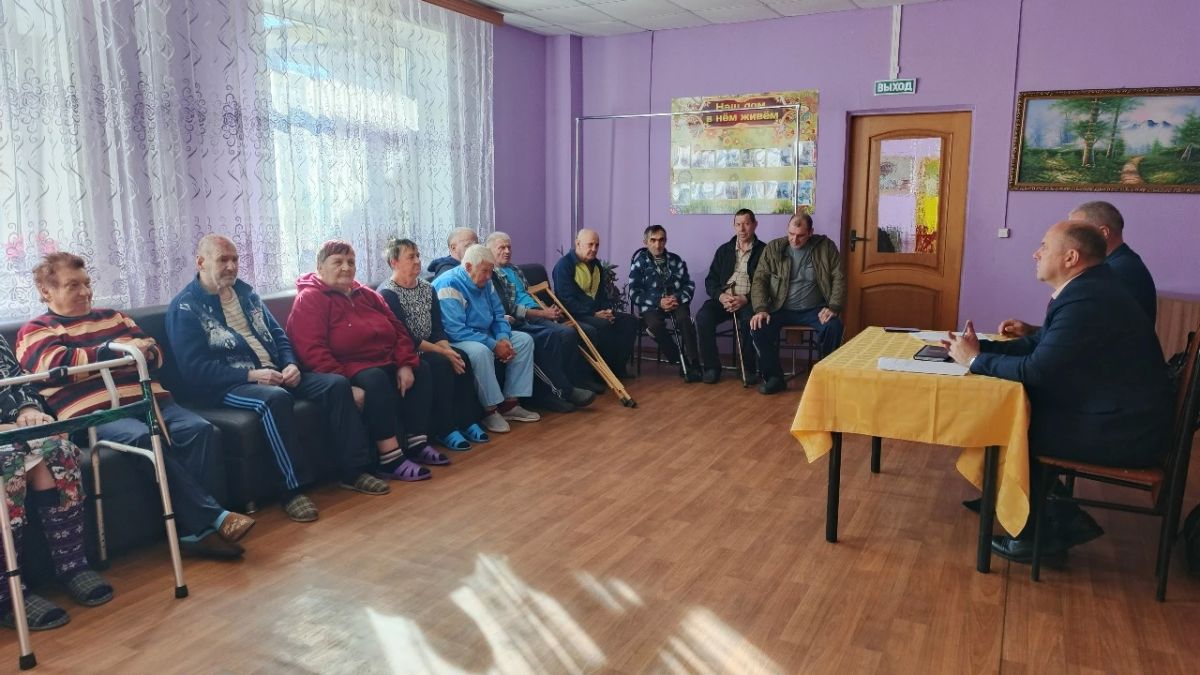 В ГБСУ "Дом социального обслуживания Погарского района" приехали юристы: Гаврилов Александр Викторович, председатель Брянского регионального отделения ФСАР, руководитель адвокатской консультации Погарского района и Бирюков... В ГБСУ "Дом социального обслуживания Погарского района" приехали юристы: Гаврилов Александр Викторович, председатель Брянского регионального отделения ФСАР, руководитель адвокатской консультации Погарского района и Бирюков...