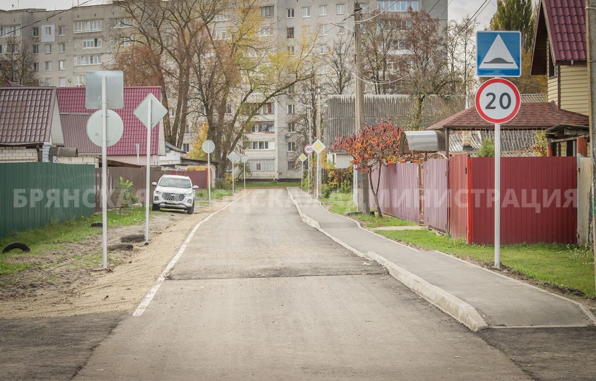 На отремонтированной улице Вяземского построили две парковки На отремонтированной улице Вяземского построили две парковки