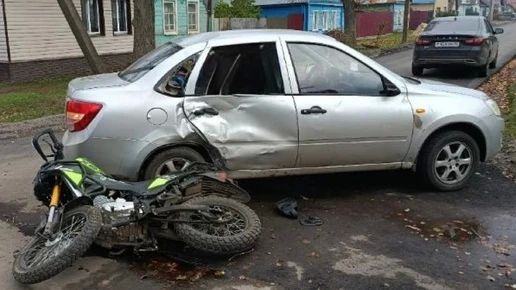 В Севске 20-летний мотоциклист без прав попал в ДТП с LADA Granta