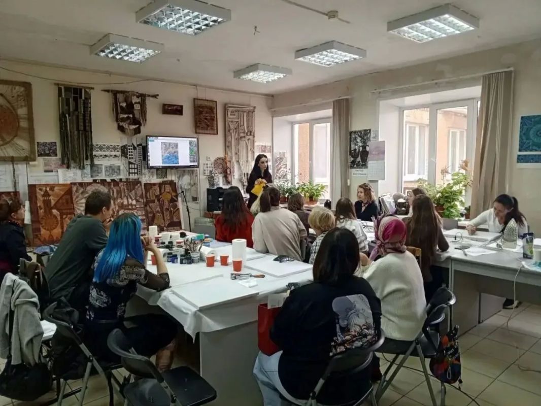 20 октября 2026 года Дербуш Наталья Викторовна, преподаватель МБУДО «Брянская детская художественная школа» провела областной мастер мастер-класс по декоративно-прикладному искусству «Роспись по ткани в технике горячий батик» 20 октября 2026 года Дербуш Наталья Викторовна, преподаватель МБУДО «Брянская детская художественная школа» провела областной мастер мастер-класс по декоративно-прикладному искусству «Роспись по ткани в технике горячий батик»