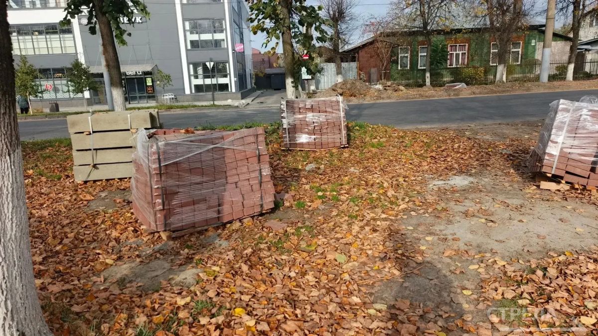 В Бежицком районе Брянска обустраивают тротуары по улице Ульянова В Бежицком районе Брянска обустраивают тротуары по улице Ульянова