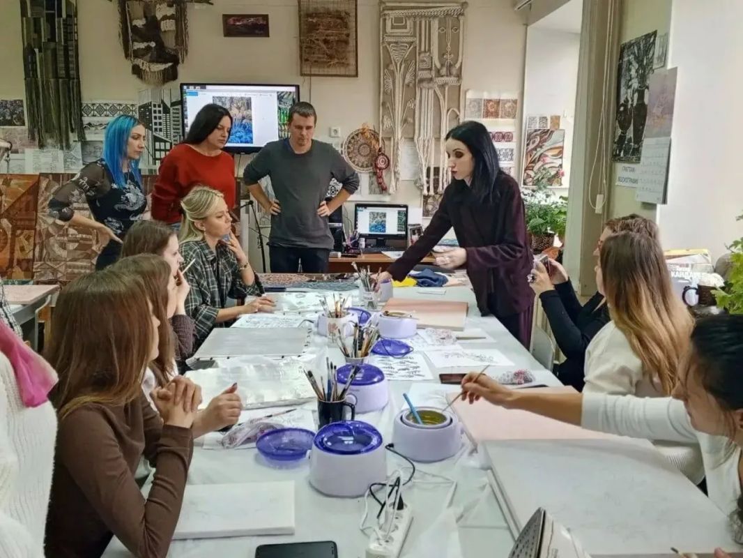 20 октября 2026 года Дербуш Наталья Викторовна, преподаватель МБУДО «Брянская детская художественная школа» провела областной мастер мастер-класс по декоративно-прикладному искусству «Роспись по ткани в технике горячий батик» 20 октября 2026 года Дербуш Наталья Викторовна, преподаватель МБУДО «Брянская детская художественная школа» провела областной мастер мастер-класс по декоративно-прикладному искусству «Роспись по ткани в технике горячий батик»
