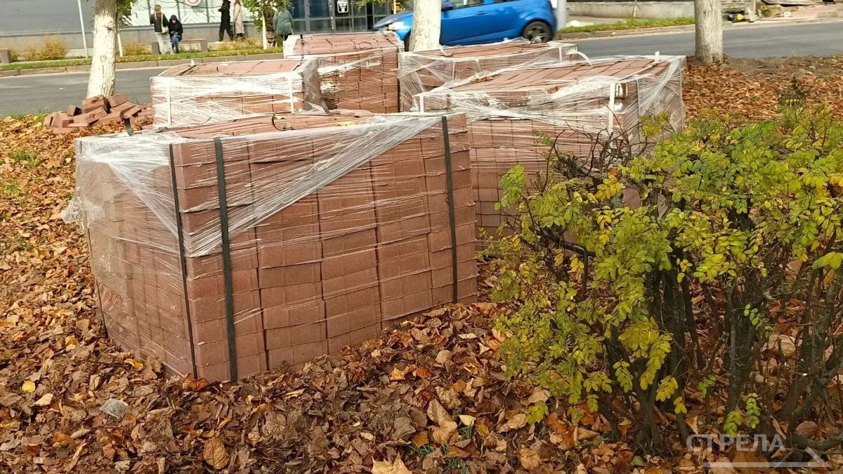 В Бежицком районе Брянска обустраивают тротуары по улице Ульянова В Бежицком районе Брянска обустраивают тротуары по улице Ульянова