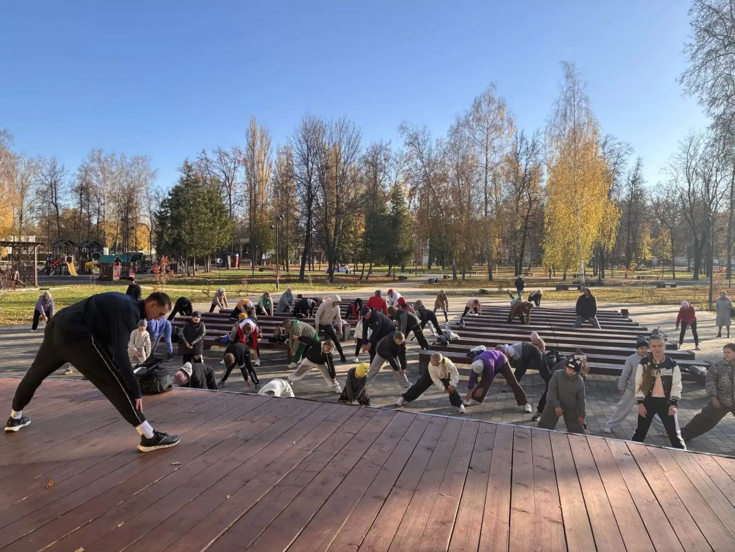 Сегодня утро в Майском парке в Бежицком районе г.Брянска началось с отличного настроения и бодрости! Сегодня утро в Майском парке в Бежицком районе г.Брянска началось с отличного настроения и бодрости!