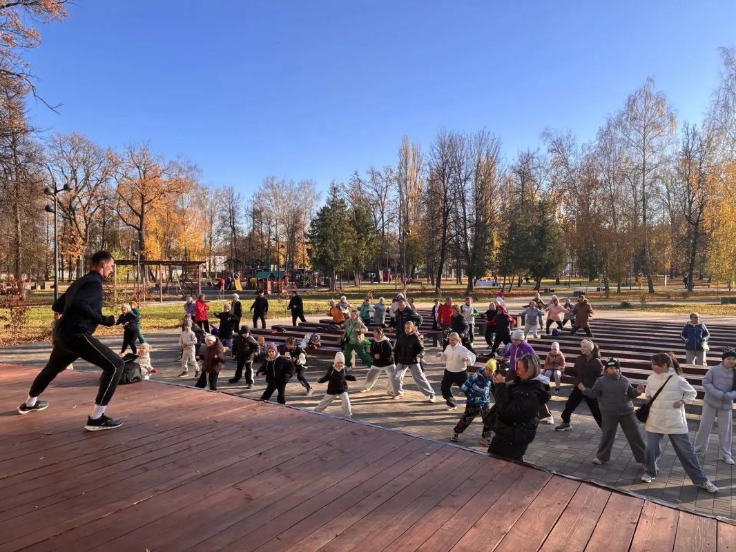 Сегодня утро в Майском парке в Бежицком районе г.Брянска началось с отличного настроения и бодрости! Сегодня утро в Майском парке в Бежицком районе г.Брянска началось с отличного настроения и бодрости!