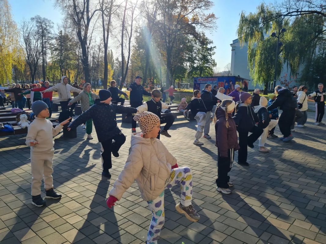 Сегодня утро в Майском парке в Бежицком районе г.Брянска началось с отличного настроения и бодрости! Сегодня утро в Майском парке в Бежицком районе г.Брянска началось с отличного настроения и бодрости!