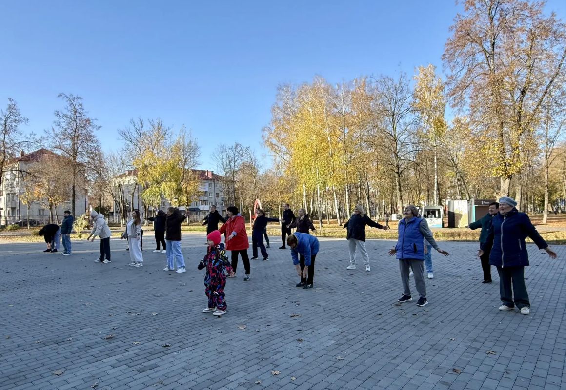 Сегодня в Фокинском районе Брянска прошла утренняя зарядка в рамках программы «Активное долголетие» Сегодня в Фокинском районе Брянска прошла утренняя зарядка в рамках программы «Активное долголетие»