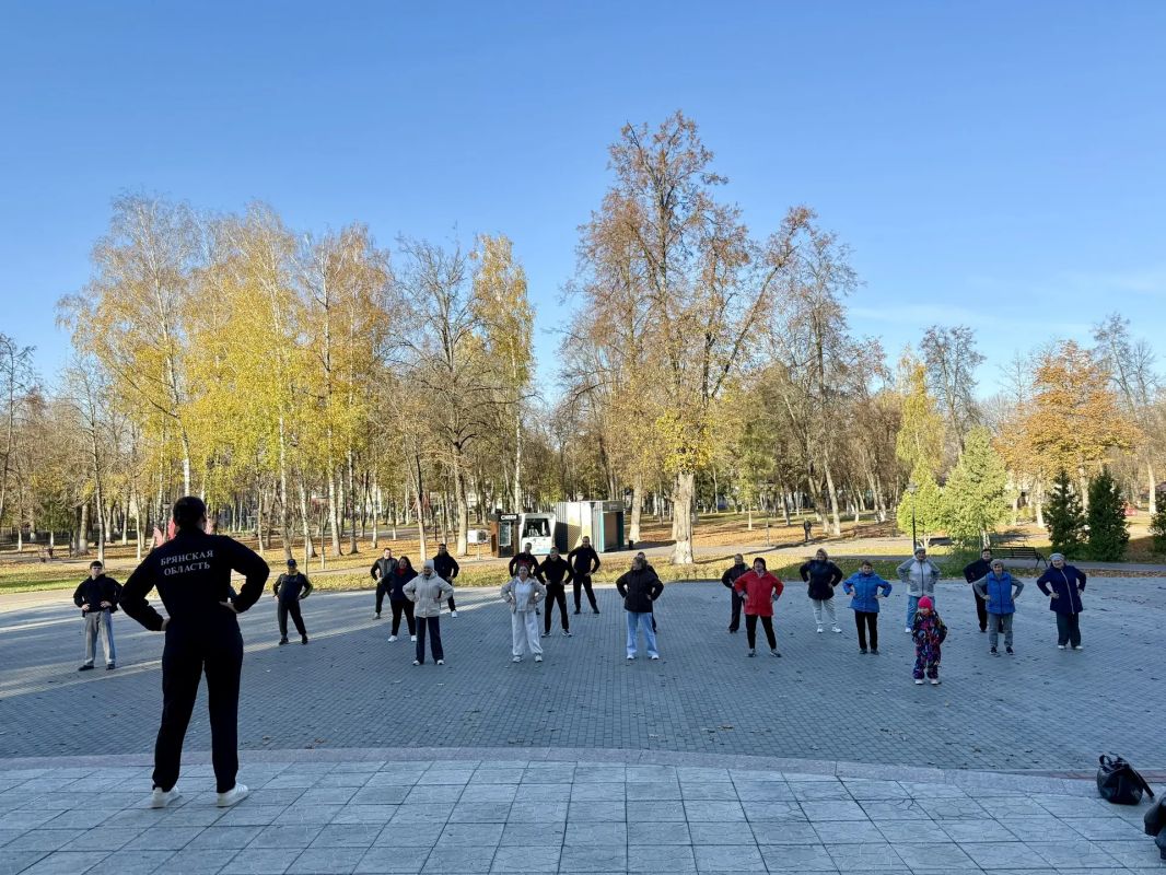 Сегодня в Фокинском районе Брянска прошла утренняя зарядка в рамках программы «Активное долголетие» Сегодня в Фокинском районе Брянска прошла утренняя зарядка в рамках программы «Активное долголетие»