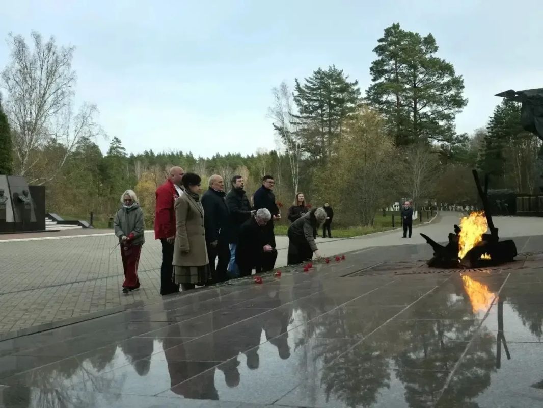 Мемориальный комплекс «Партизанская поляна» стал местом памятных мероприятий с участием гостей Брянской области и партнёров благотворительной программы «Время читать» Мемориальный комплекс «Партизанская поляна» стал местом памятных мероприятий с участием гостей Брянской области и партнёров благотворительной программы «Время читать»