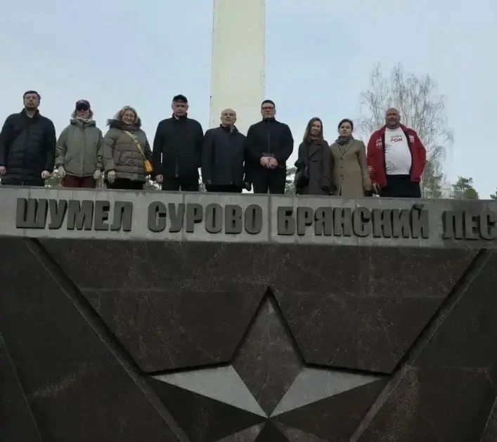 Мемориальный комплекс «Партизанская поляна» стал местом памятных мероприятий с участием гостей Брянской области и партнёров благотворительной программы «Время читать» Мемориальный комплекс «Партизанская поляна» стал местом памятных мероприятий с участием гостей Брянской области и партнёров благотворительной программы «Время читать»