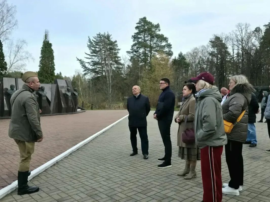 Мемориальный комплекс «Партизанская поляна» стал местом памятных мероприятий с участием гостей Брянской области и партнёров благотворительной программы «Время читать» Мемориальный комплекс «Партизанская поляна» стал местом памятных мероприятий с участием гостей Брянской области и партнёров благотворительной программы «Время читать»