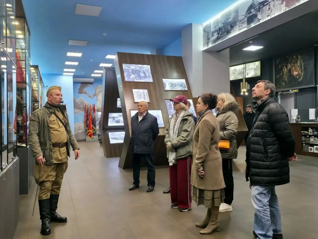 Мемориальный комплекс «Партизанская поляна» стал местом памятных мероприятий с участием гостей Брянской области и партнёров благотворительной программы «Время читать» Мемориальный комплекс «Партизанская поляна» стал местом памятных мероприятий с участием гостей Брянской области и партнёров благотворительной программы «Время читать»