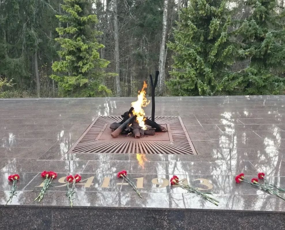 Мемориальный комплекс «Партизанская поляна» стал местом памятных мероприятий с участием гостей Брянской области и партнёров благотворительной программы «Время читать» Мемориальный комплекс «Партизанская поляна» стал местом памятных мероприятий с участием гостей Брянской области и партнёров благотворительной программы «Время читать»