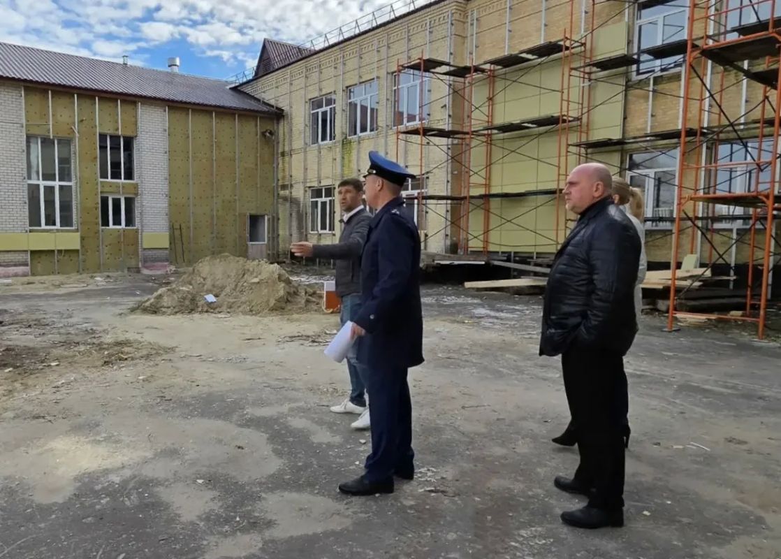Исполняющий обязанности прокурора Брянской области Максим Маковеев проверил ход строительства Хрустальной площади в г. Дятьково и проведения капитального ремонта здания МАОУ Бытошская СОШ Исполняющий обязанности прокурора Брянской области Максим Маковеев проверил ход строительства Хрустальной площади в г. Дятьково и проведения капитального ремонта здания МАОУ Бытошская СОШ