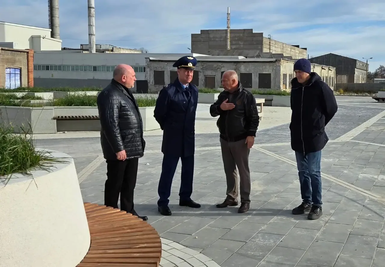 Исполняющий обязанности прокурора Брянской области Максим Маковеев проверил ход строительства Хрустальной площади в г. Дятьково и проведения капитального ремонта здания МАОУ Бытошская СОШ