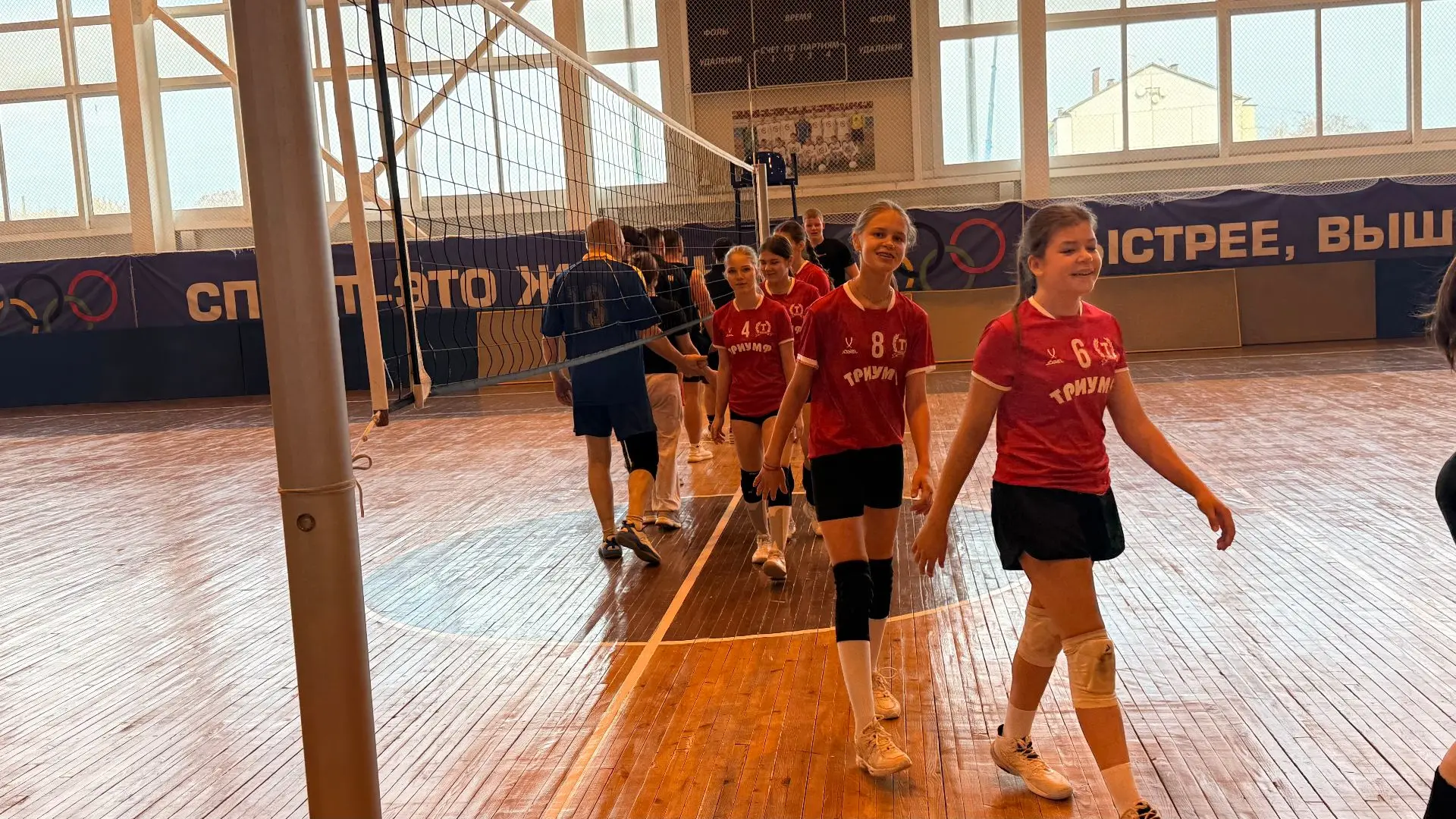 В спортивной школе «Триумф» состоялся особенный товарищеский матч по волейболу — он был посвящён Дню тренера и стал не просто спортивной встречей, а тёплым признанием в уважении к труду наставников