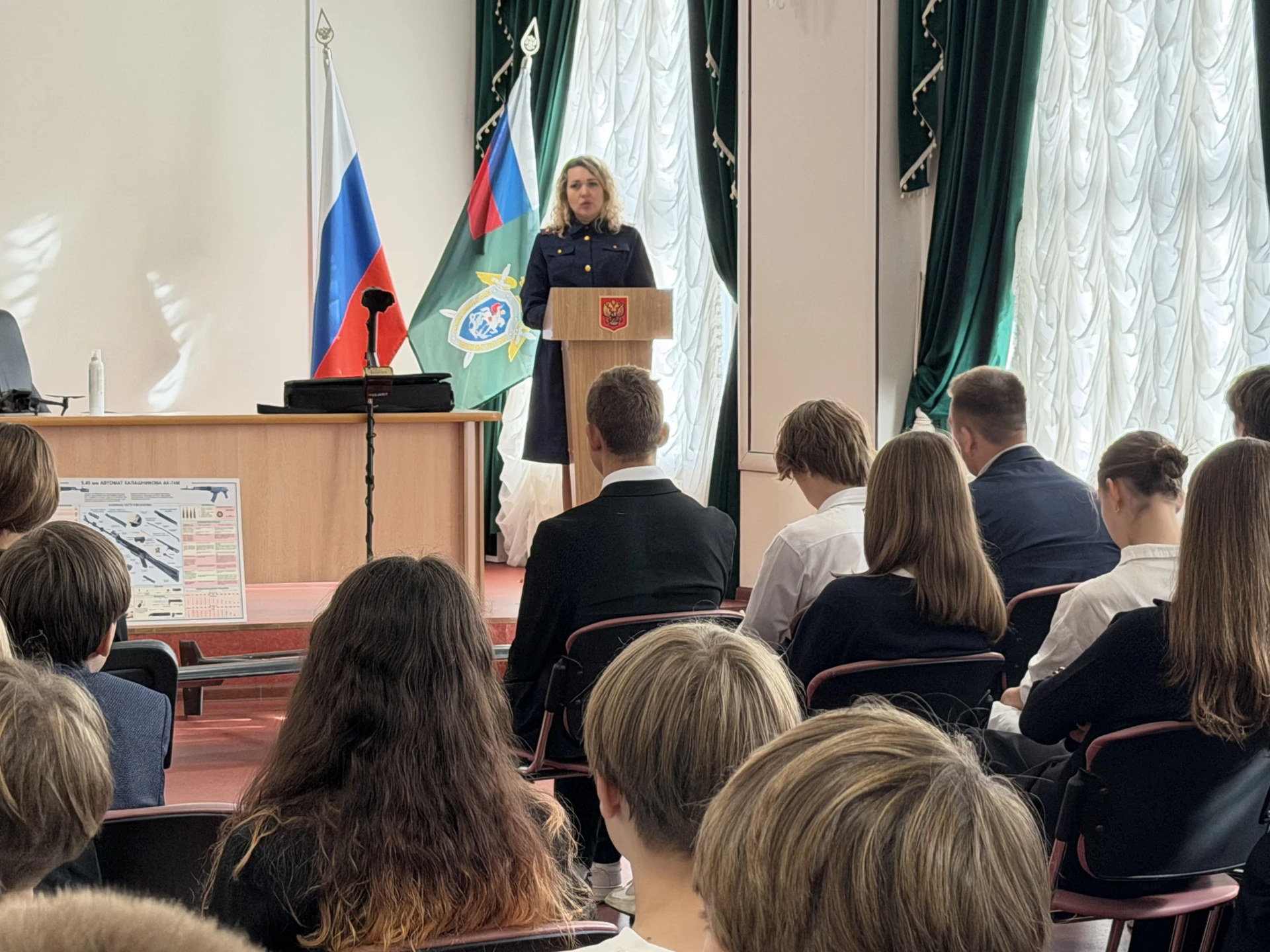 В следственном управлении СК России по Брянской области проведено профориентационное занятие с учащимися гимназии и ВУЗа
