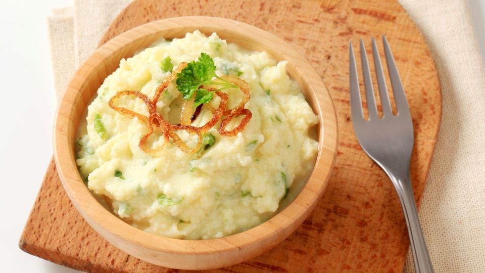 Гузеева поделилась простым и вкусным рецептом картофельного пюре с луком