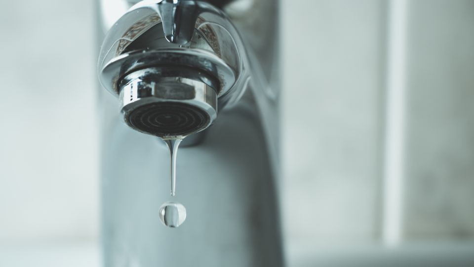 Когда вода из крана вызывает тревогу: что делать и куда обращаться?