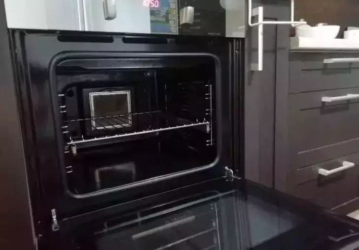 Черный нагар в духовке: простой способ убрать за один раз без вредных химикатов