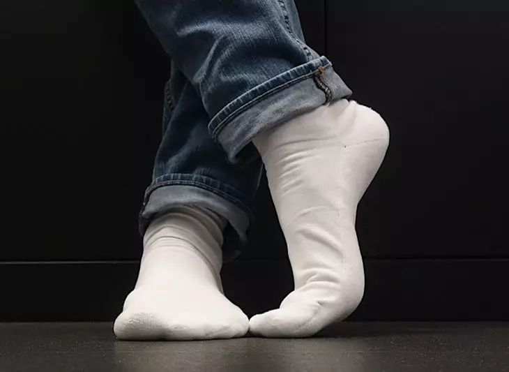 Как отстирать белые носки: пятна и серость уйдут за 15 минут без дорогой химии