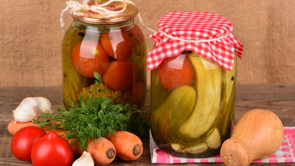 Помидоры в банке не полопаются: их сохранит целыми одно действие перед засолкой