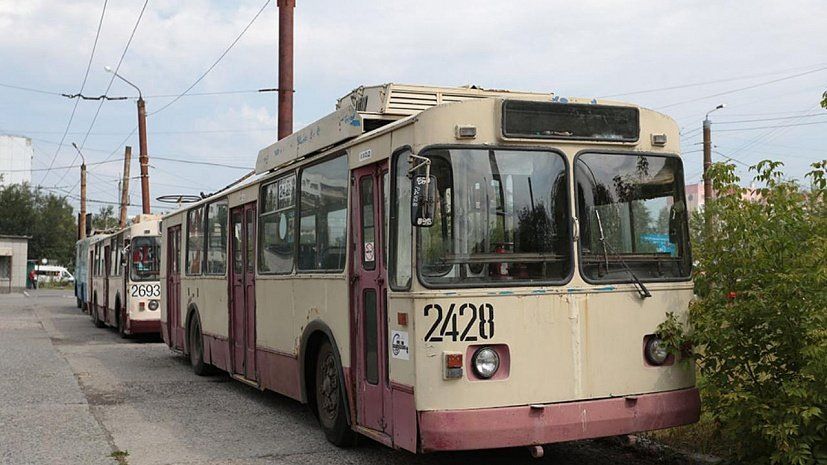 Общественный транспорт в России: старые трамваи и автобусы на выход