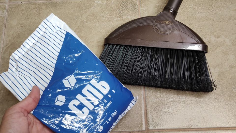 Соль и веник: неожиданные уловки для продления жизни бытовых принадлежностей