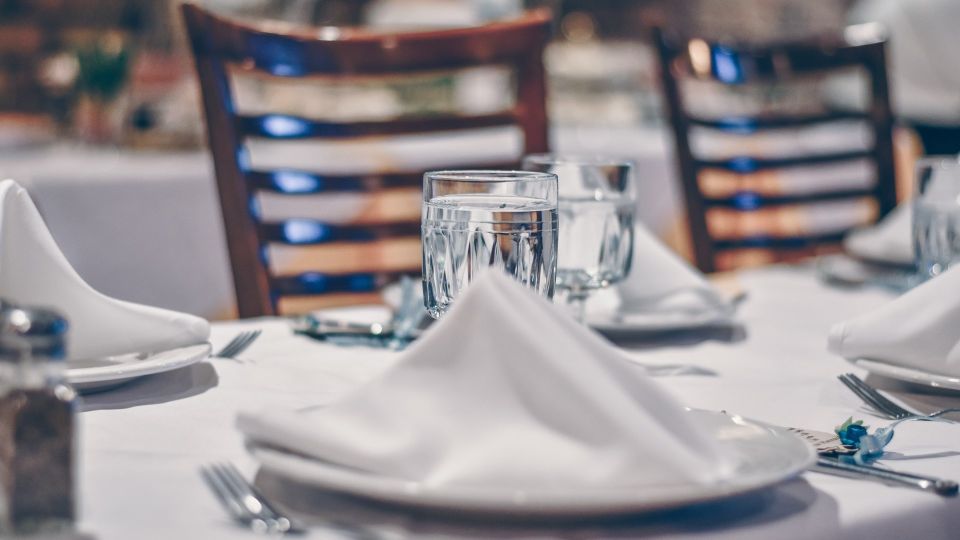 Жирные пятна растворятся сразу: вот как отмыть скатерть после застолья