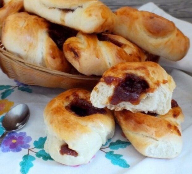 Удивительные булочки с яблочным вареньем: шаг за шагом к вкусной выпечке