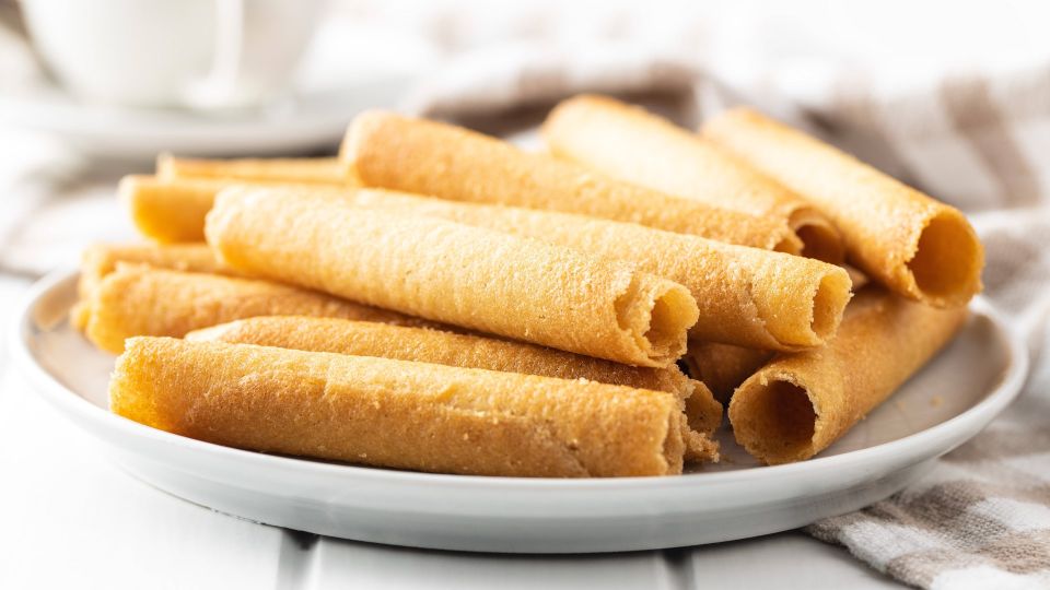 Даже вафельница не нужна: вот как приготовить те самые трубочки на сковороде