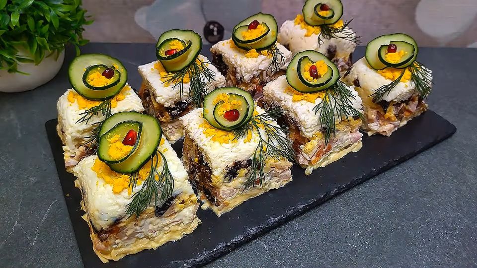 Лучше салата на новогодний стол вы не найдете: закуска «Восторг» покорит каждого