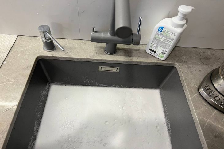 Засор разрушится в одно мгновение: от жира в трубах избавит особая стружка