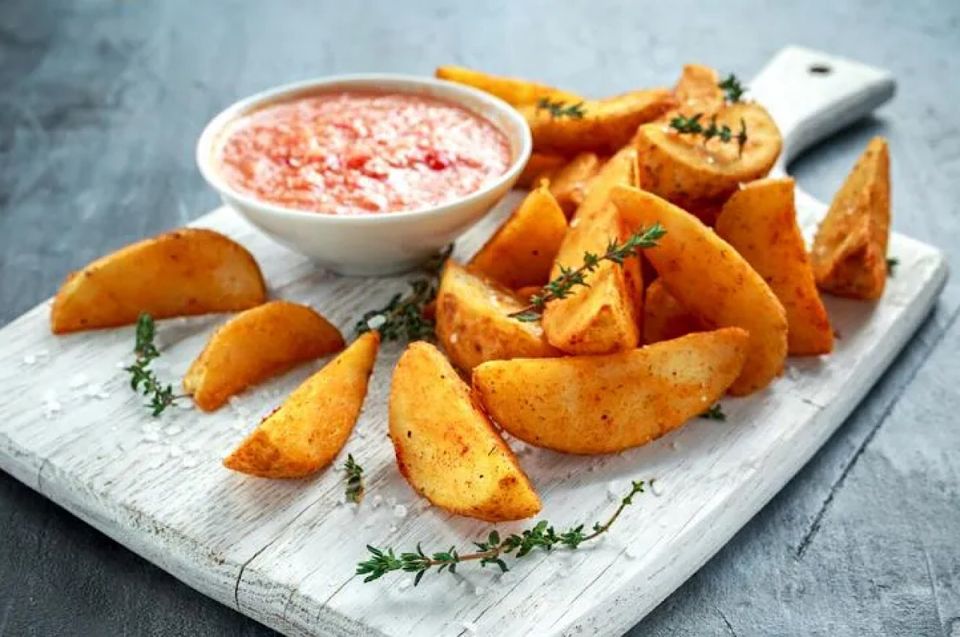 Сладкие картофельные дольки с соусом Ранч