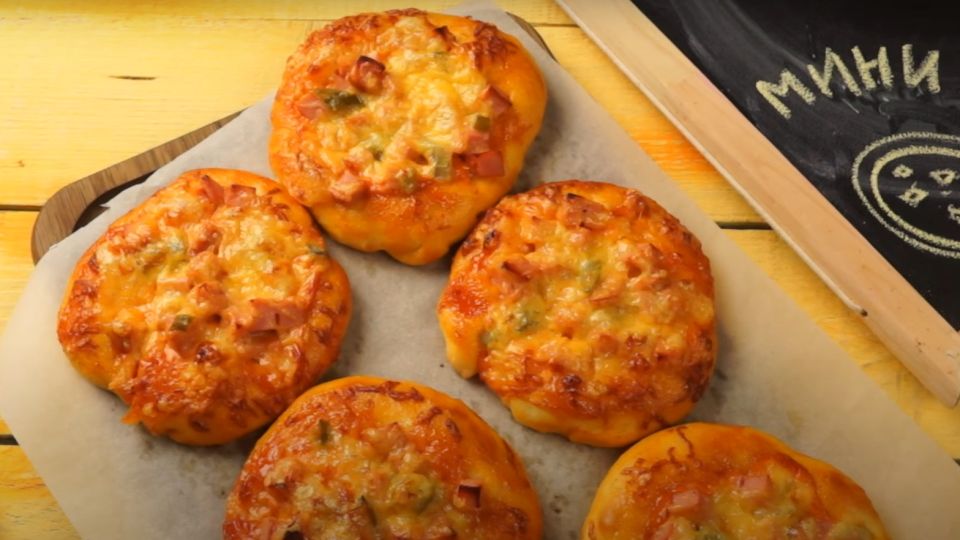 Лучше, чем покупные: мини-пиццы по этому рецепту понравятся даже привередам