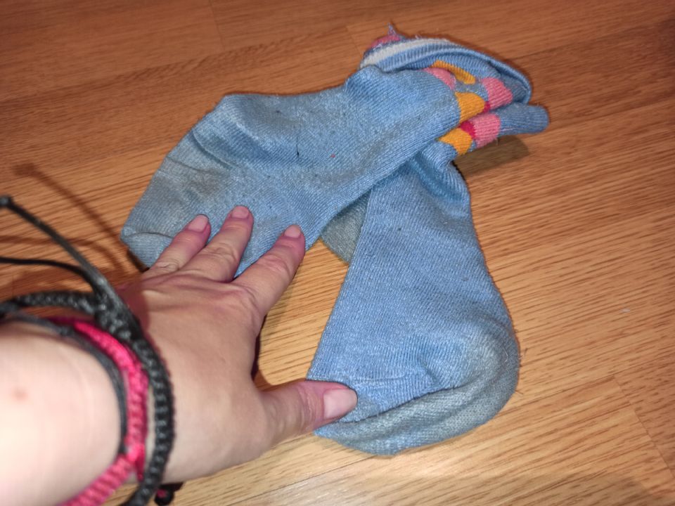 Не спешите выбрасывать старые носки: 5 неожиданных способов их применения