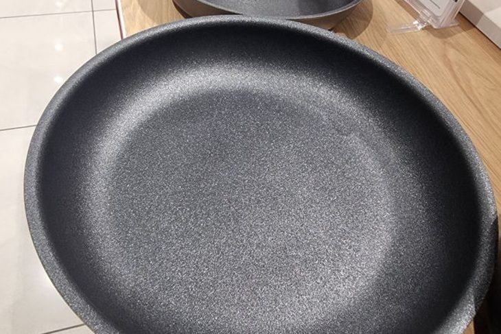 Опытные хозяйки протирают сковородки уксусом перед готовкой: вот с какой целью