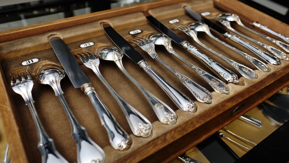 Украшения и приборы из серебра больше не потемнеют: вот что нужно к ним положить