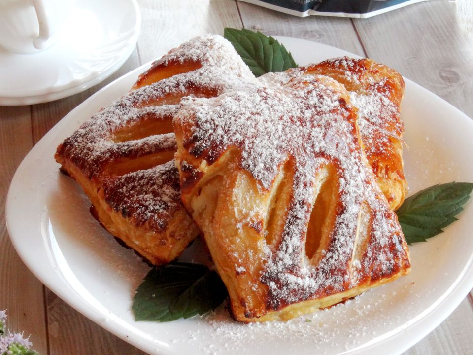 Слойки с рикоттой и грушей за полчаса: просто и вкусно