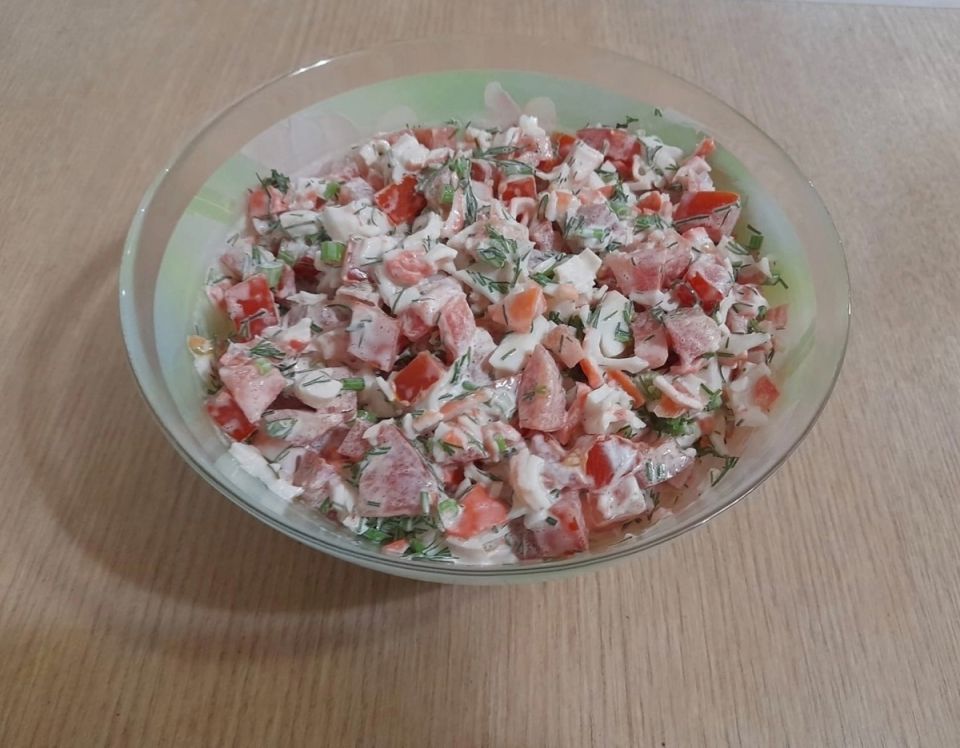 Быстрый и аппетитный салат с крабовыми палочками для неожиданных гостей