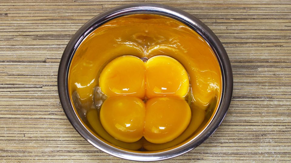 Новый взгляд на яйца: создаем креативный яичный рулет с сыром и зеленью