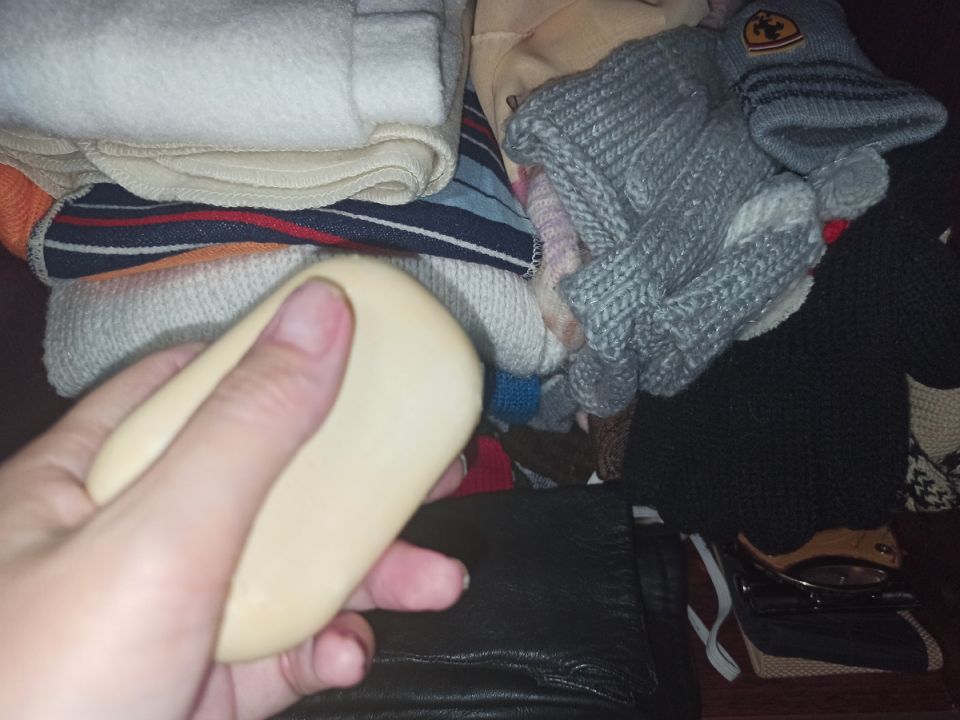 Секреты свежести: как избавиться от неприятного запаха в шкафу