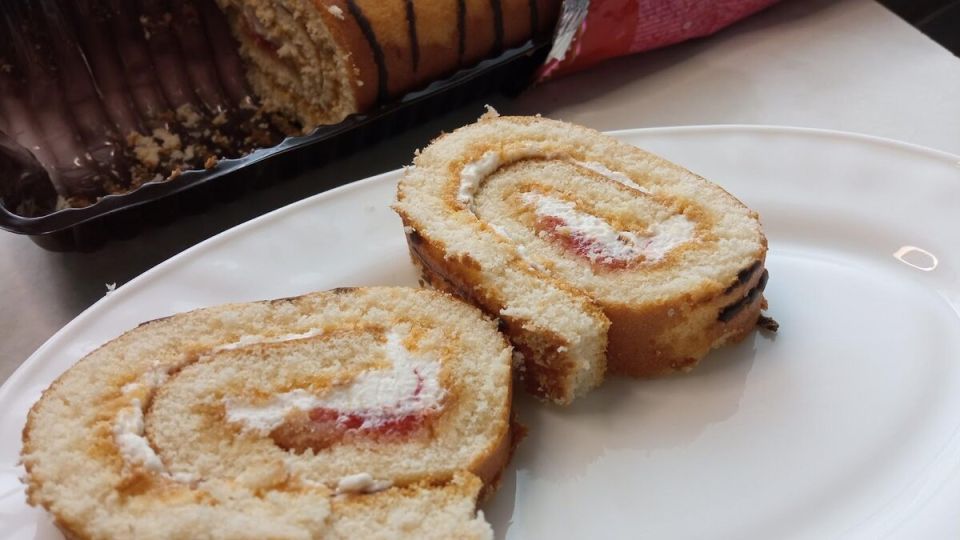 Магазинные бисквитные рулеты: удовольствие или вред?