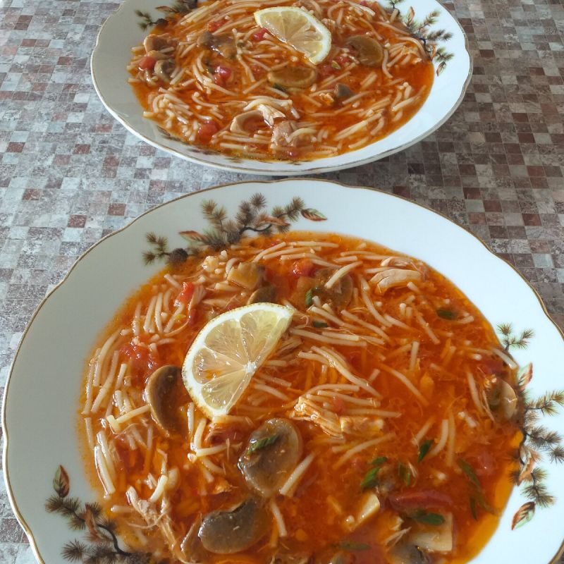 Настоящий вкус домашнего уюта: быстрое томатное суп-пюре с курицей и шампиньонами